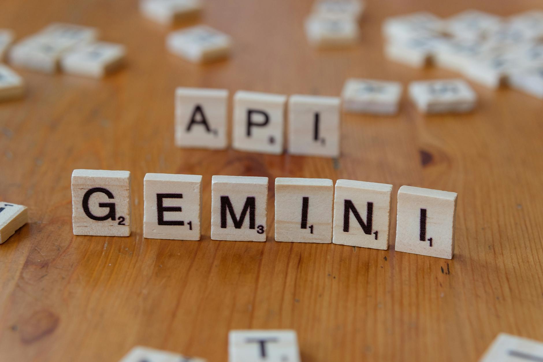 Gemini di Google arriva su Android Auto per offrire assistenza intelligente durante la guida.